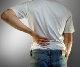 Ból dolnej części pleców jest objawem osteochondrozy