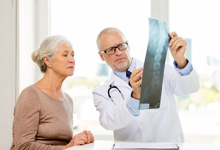 Lekarz określa osteochondrozę szyjną u pacjenta za pomocą radiografii